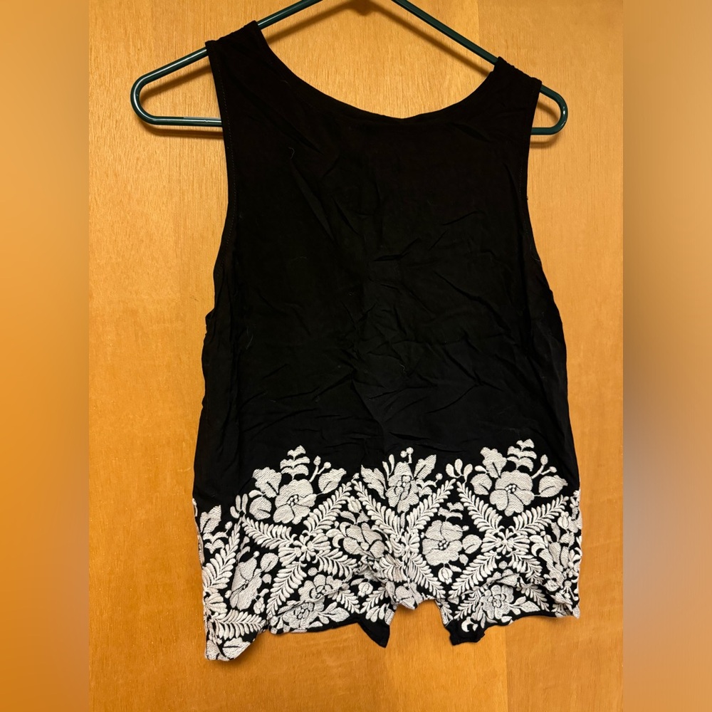 RENNE C Black top with embroidered white flowers. Size L